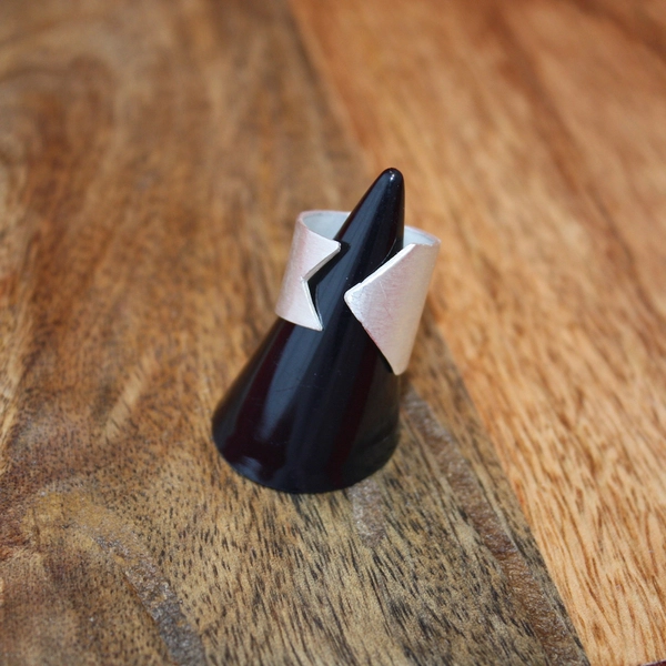 Adea - Bague flèche ouverte