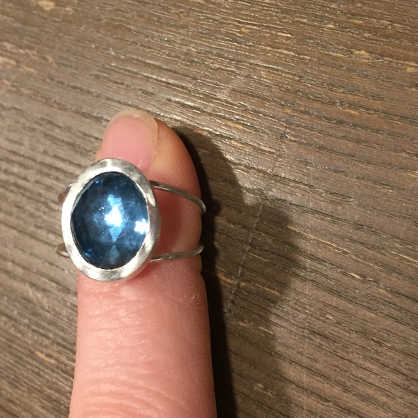 Adea - Bague fine avec topaze facettée en cabochon