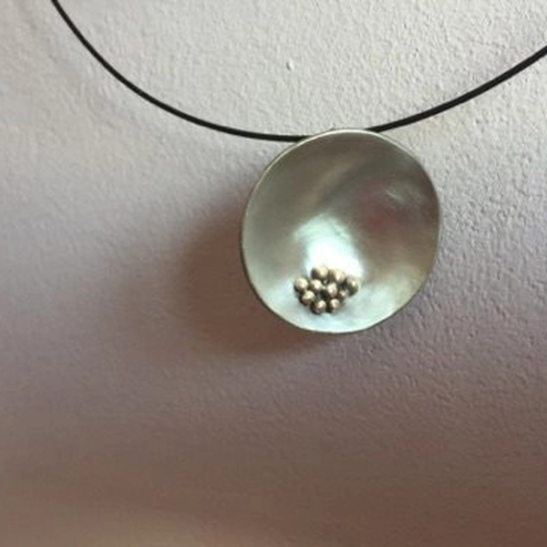 Adea - Pendentif alpaca avec granule en laiton