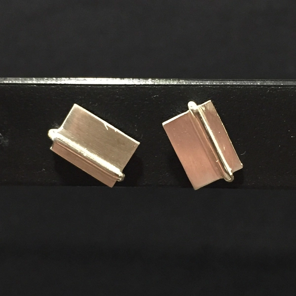 Petit clou d'oreilles avec fil