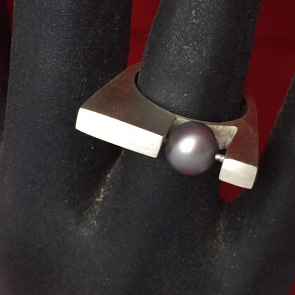 Bague chic avec perle d'eau douce grise 