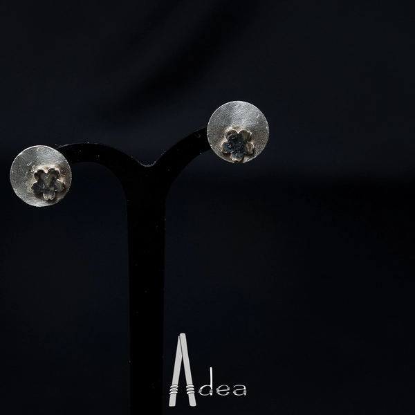 clous d'oreilles plaquette et fleur