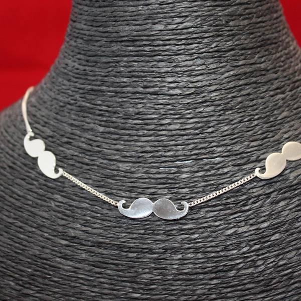 collier moustaches
