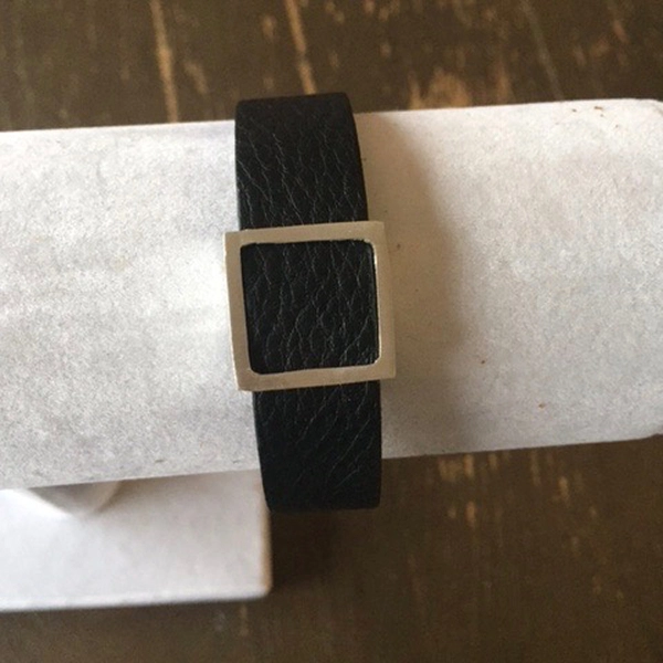 Bracelet cuir noir et carré en argent sterling