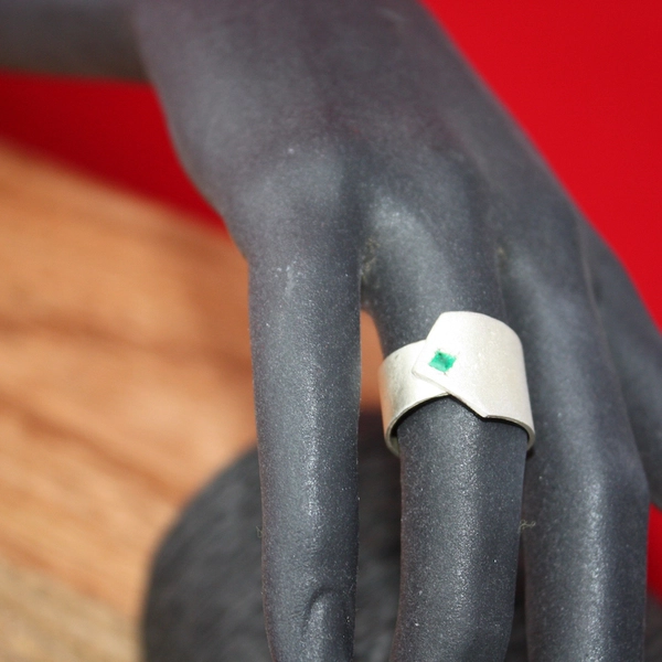 Bague repliée avec emeraude
