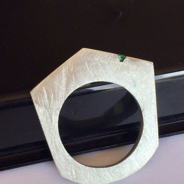 Bague fine en argent avec petite émeraude