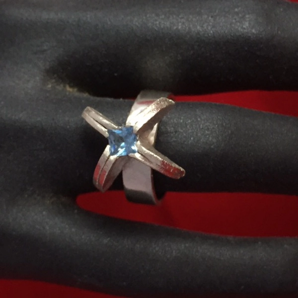 Bague romantique surmontée d'une aquamarine