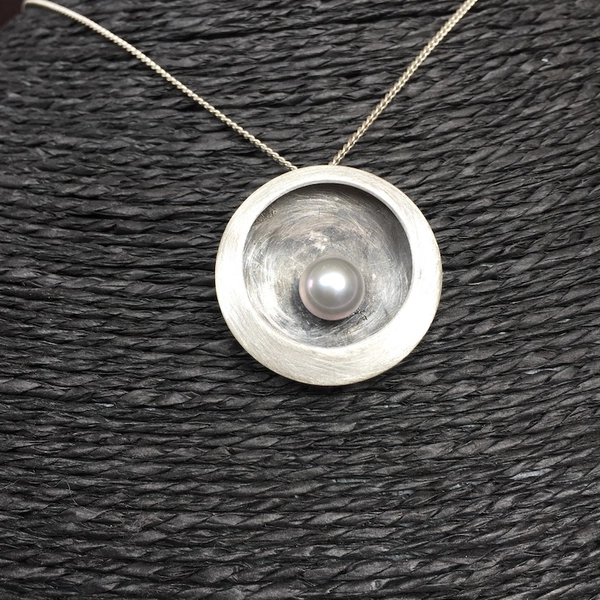 Pendentif "Perle en équilibre"