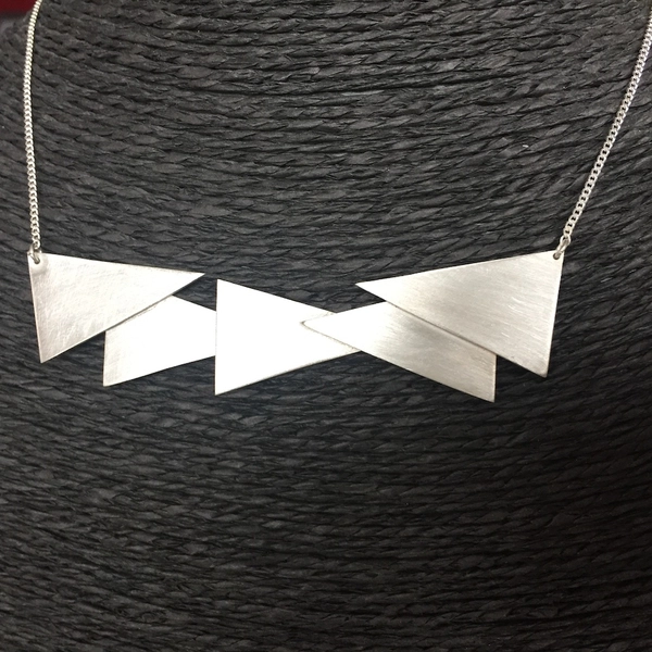 Collier triangles entremélés