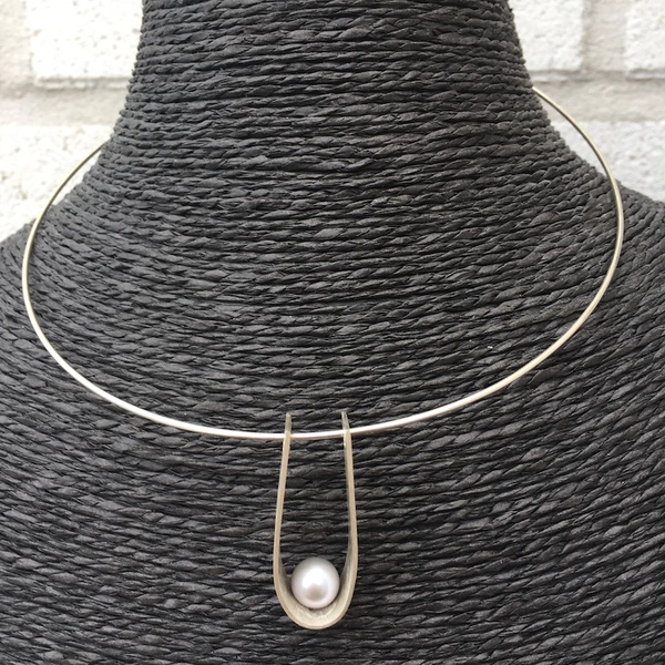 Collier avec pendentif et perle d'eau douce