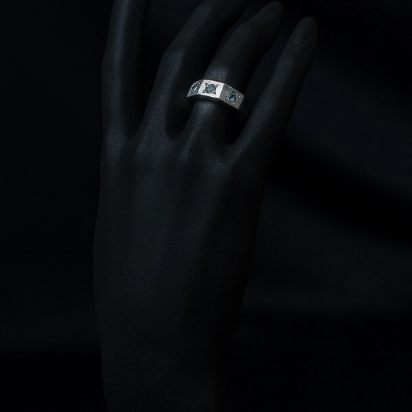 Bague avec 3 zircons bleus