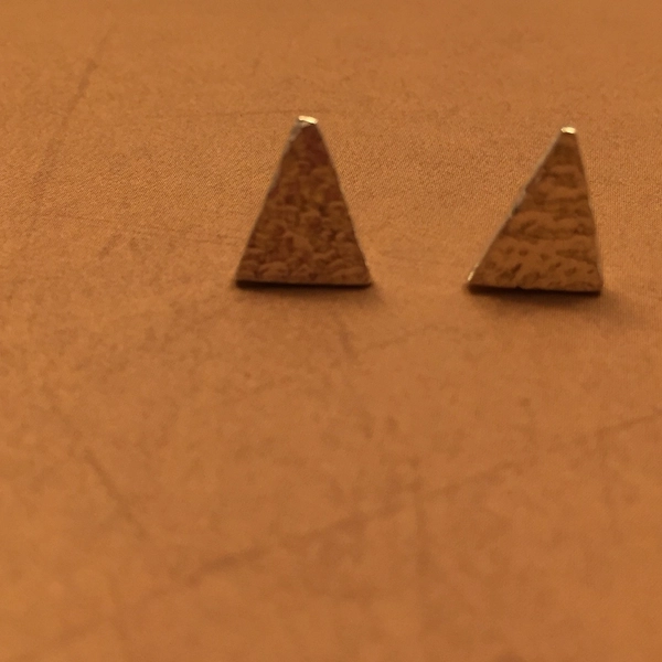 Boucles d'oreilles triangles - texture fraisée