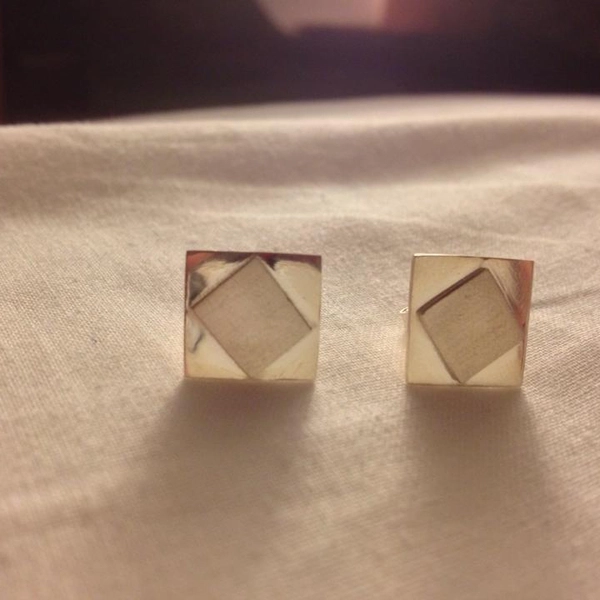 BO carrées mattes avec petit carré losange brillant