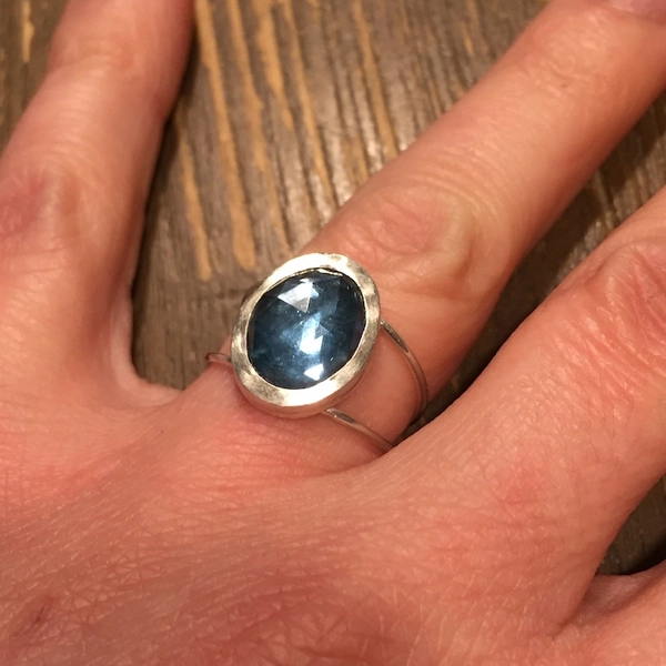 Bague fine avec topaze facettée en cabochon