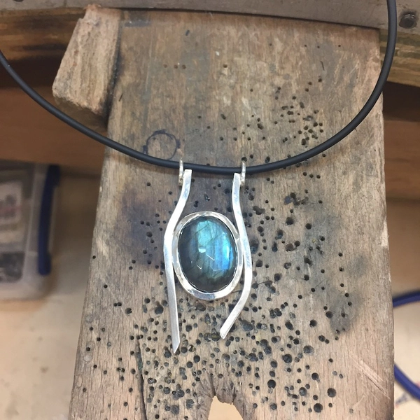 Collier avec pendentif labradorite