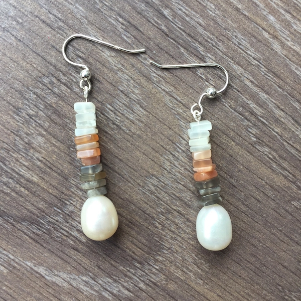 Boucles d'oreilles pendantes avec sélenites et perle d'eau douce