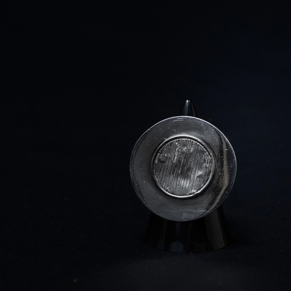 Bague avec plaque ronde et intérieur griffé