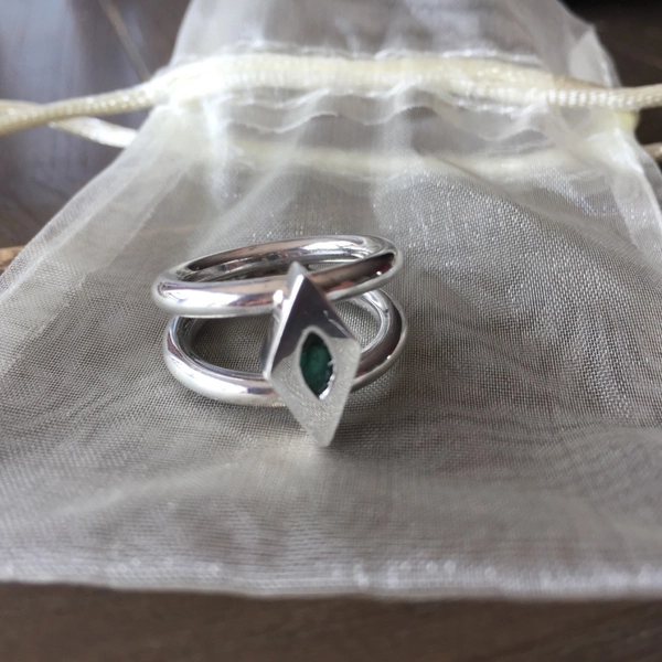 Bague chic losange serti d'une émeraude