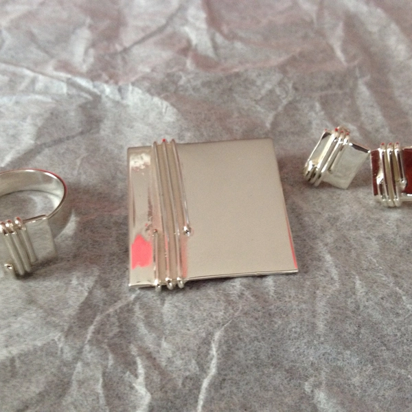 Parure carrée et rayures