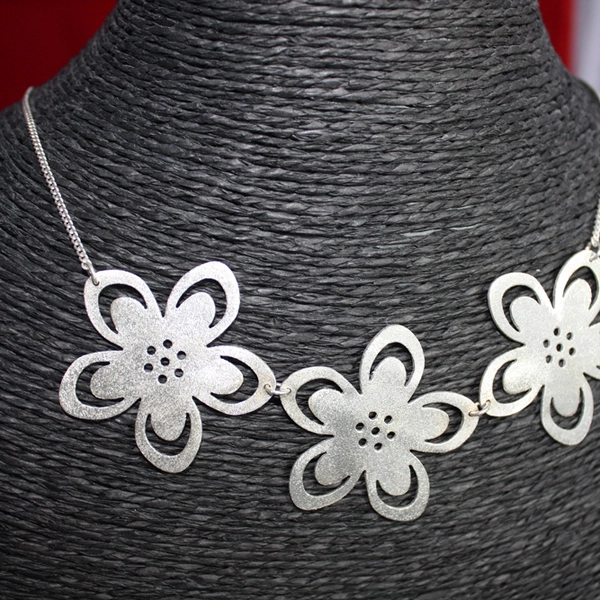 Collier 3 grandes fleurs sablées