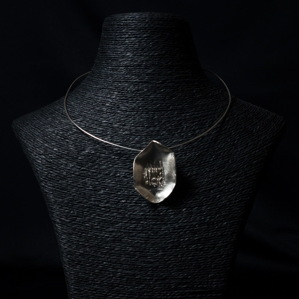 grand pendentif ovale abstrait avec écoulement de gouttes