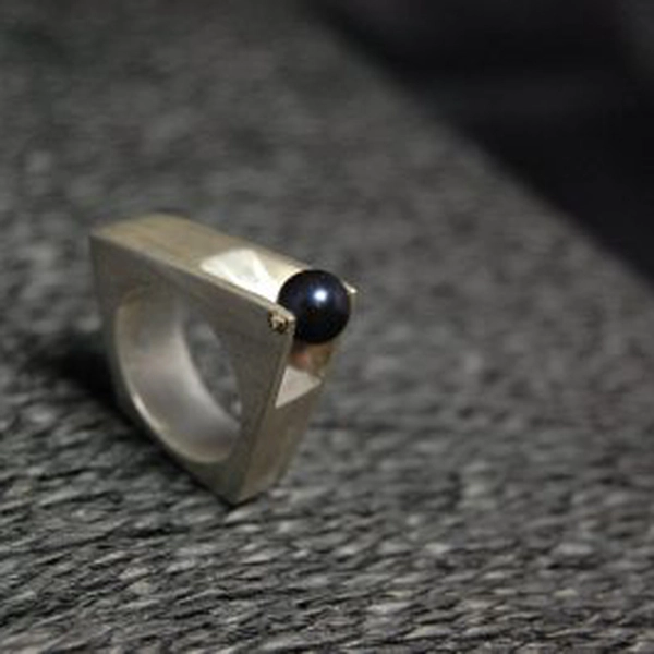 bague géométrique perle noire