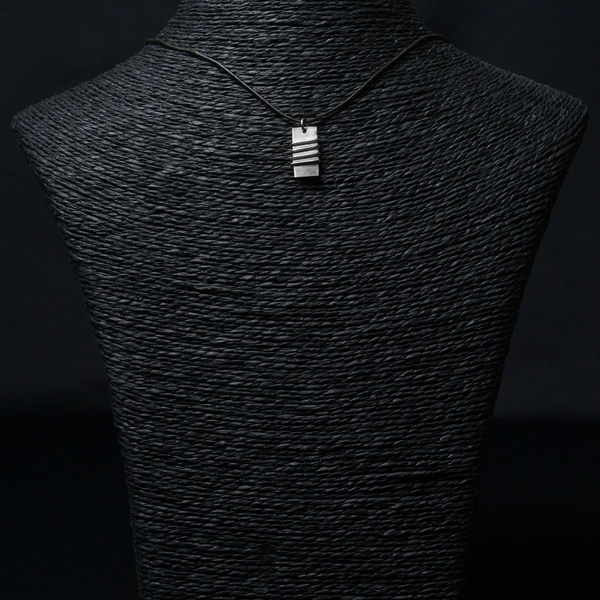 petit pendentif rectangulaire rayé