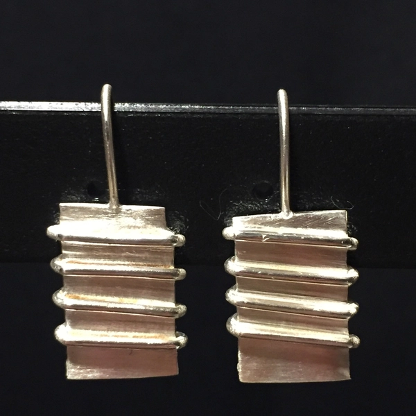 Petites boucles d'oreilles rayées pendantes