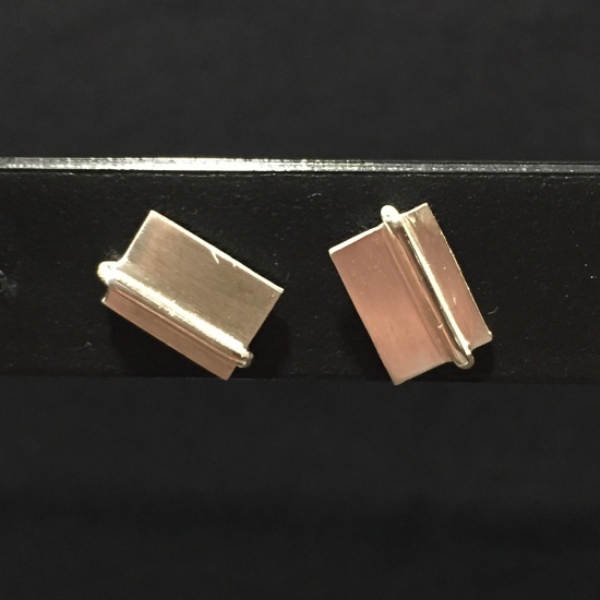 Petit clou d'oreilles avec fil