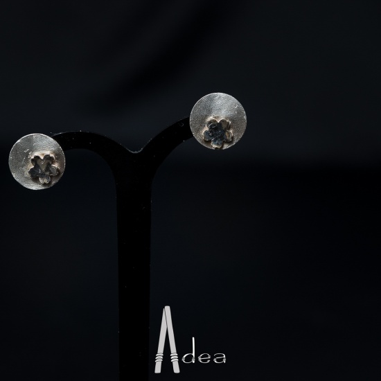 clous d'oreilles plaquette et fleur