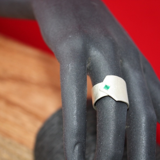 Bague repliée avec emeraude