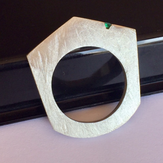 Bague fine en argent avec petite émeraude