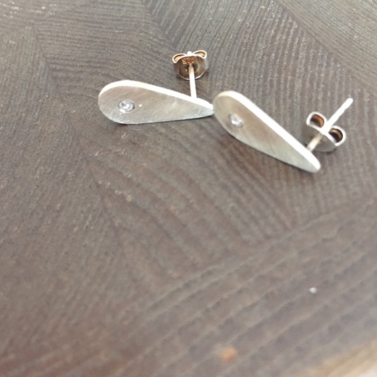 Boucles d'oreilles petite goutte et zircon blanc