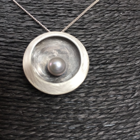 Pendentif "Perle en équilibre"