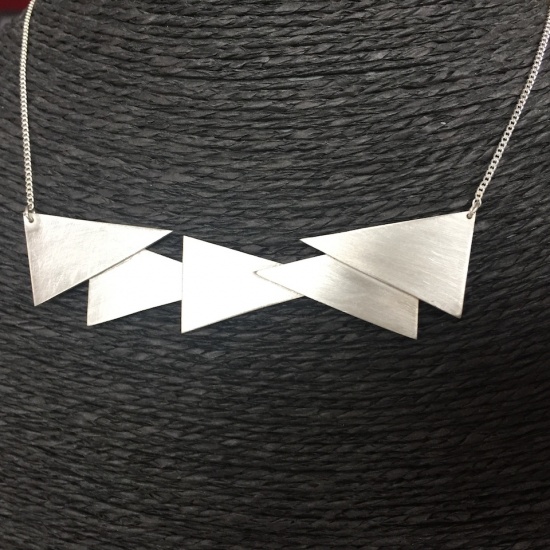 Collier triangles entremélés