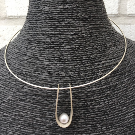 Collier avec pendentif et perle d'eau douce