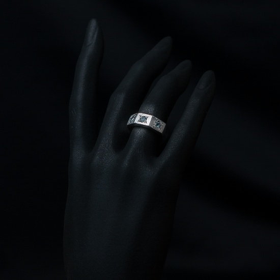 Bague avec 3 zircons bleus