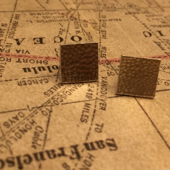 Boucles d'oreilles carrées - texture fraisée