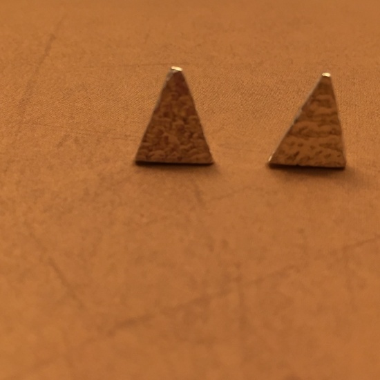 Boucles d'oreilles triangles - texture fraisée