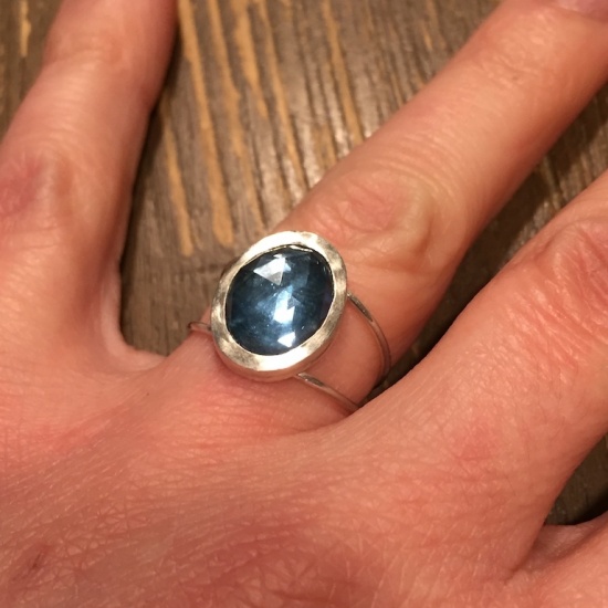 Bague fine avec topaze facettée en cabochon