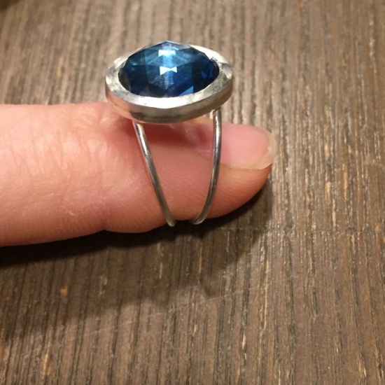 Adea - Bague fine avec topaze facettée en cabochon