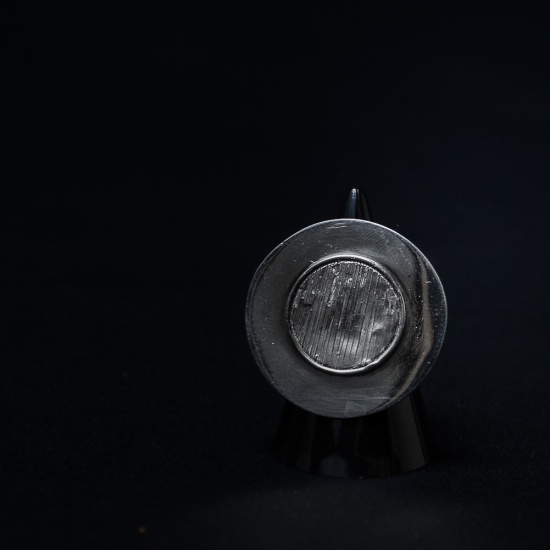 Bague avec plaque ronde et intérieur griffé