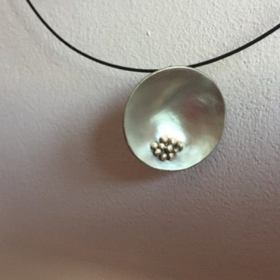 Pendentif alpaca avec granule en laiton