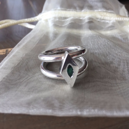 Bague chic losange serti d'une émeraude