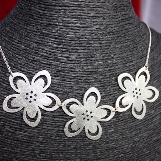 Collier 3 grandes fleurs sablées