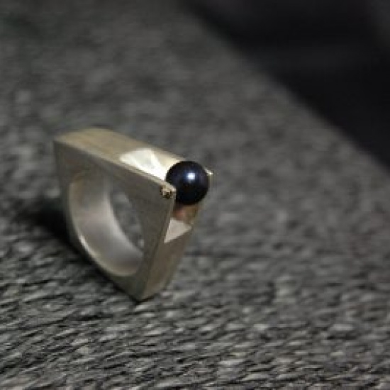 bague géométrique perle noire